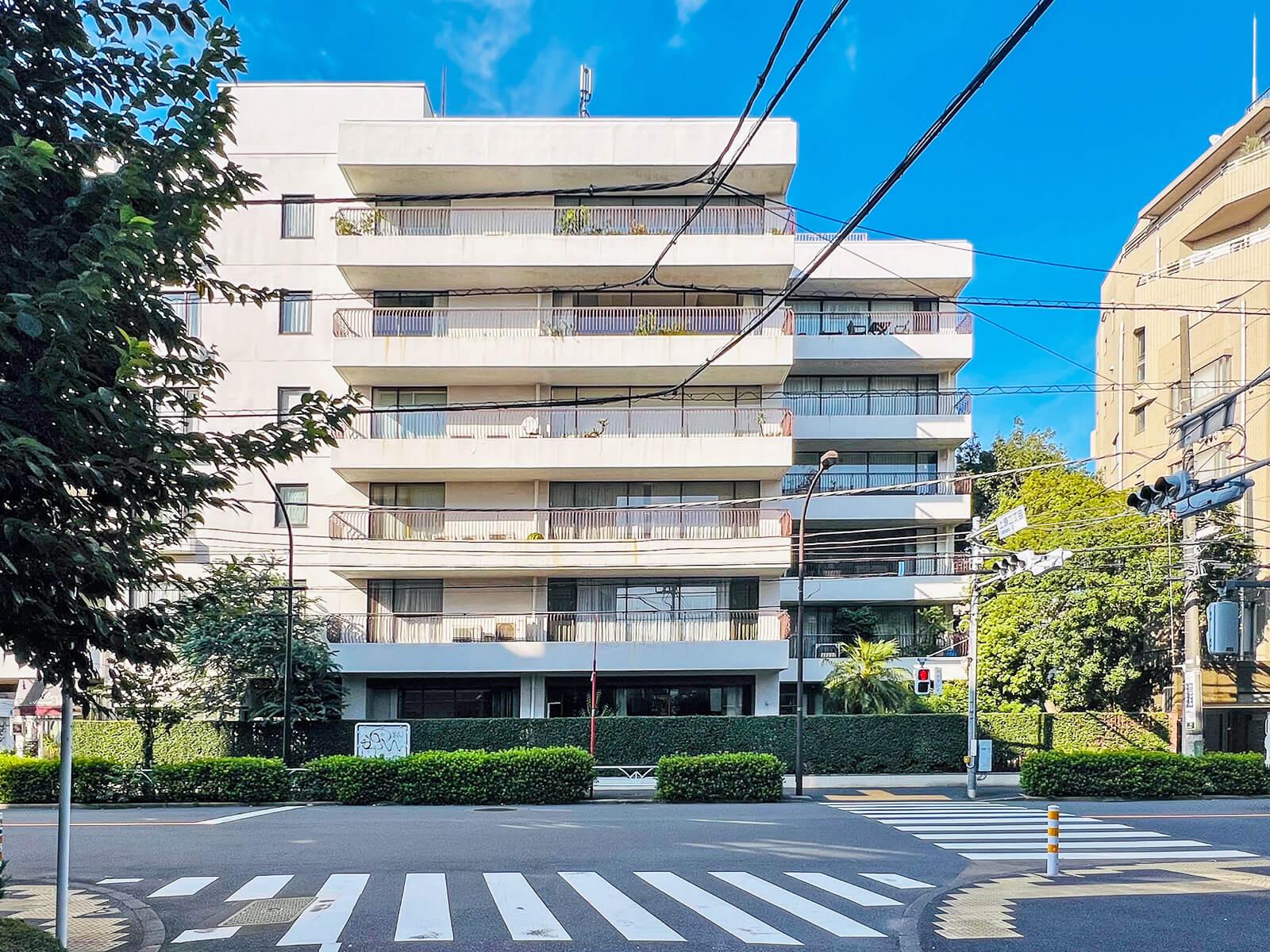 渋谷区上原の賃貸物件/駒場東大前駅から駒場通りを歩くこと約8分。「航研通り」や「コスモス通り」と言われる通りに鎮座する古き良きマンション。風格が漂ってくる建物です