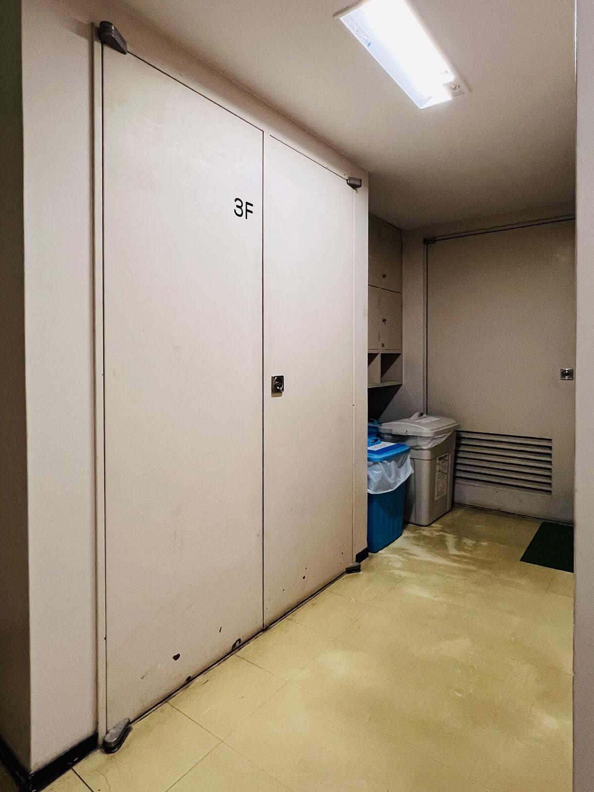 渋谷区上原の賃貸物件/勝手口側の共用部。写真奥が各階にあるゴミ置き場です。ここにゴミを出すと収集業者さんが外に持っていってくれます