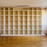渋谷区上原の賃貸物件/勝手口に近い洋室の壁一面にはオープンな棚があります