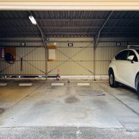 渋谷区上原の賃貸物件/この部屋に付いている駐車場。平置き且つ屋根付きです（幅約2.7m、奥行き約4.3m（タイヤ止めまで）、高さ約1.9m）
