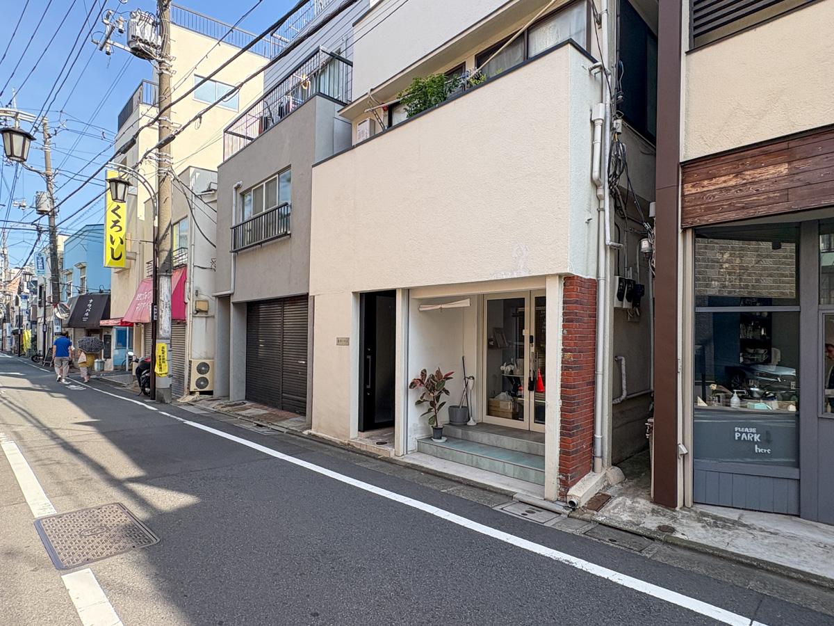 目黒区五本木の賃貸物件/目の前はそんなに大きな通りではありません