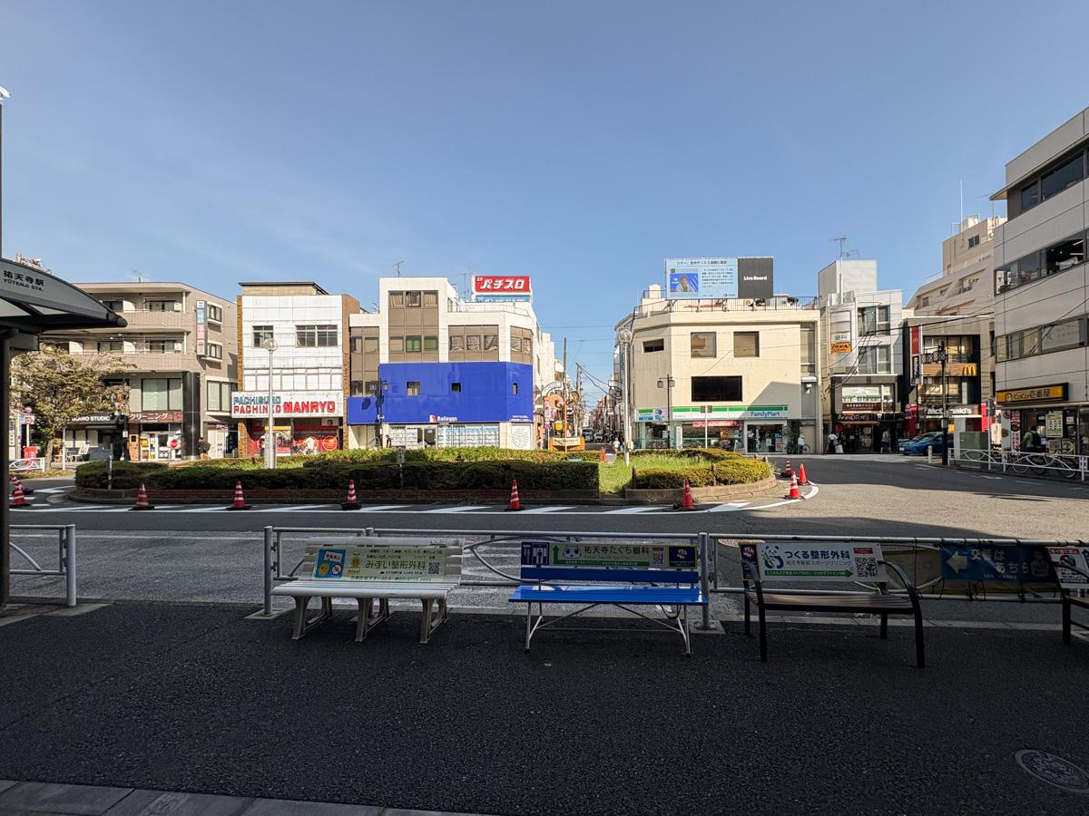 目黒区五本木の賃貸物件/祐天寺駅の東口から出たところ。高い建物がなくて、なんだか空が広い