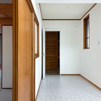 杉並区上荻の賃貸物件/ダイニング奥の廊下も幅広で、収納家具を置けるサイズ感