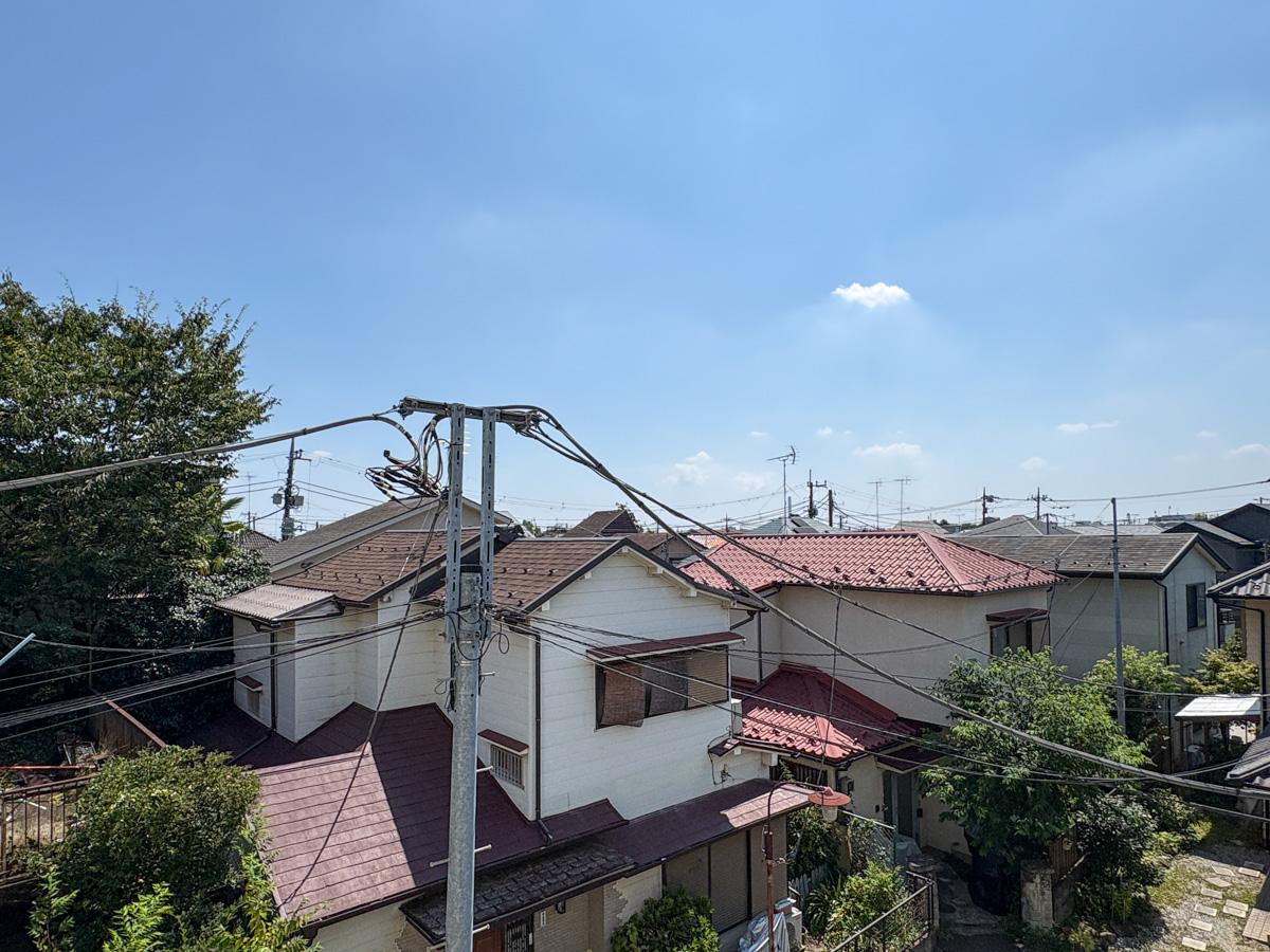 杉並区西荻南の賃貸物件/ベランダからの眺望　私道の奥なので、割と開けた視界