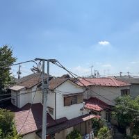 杉並区西荻南の賃貸物件/ベランダからの眺望　私道の奥なので、割と開けた視界