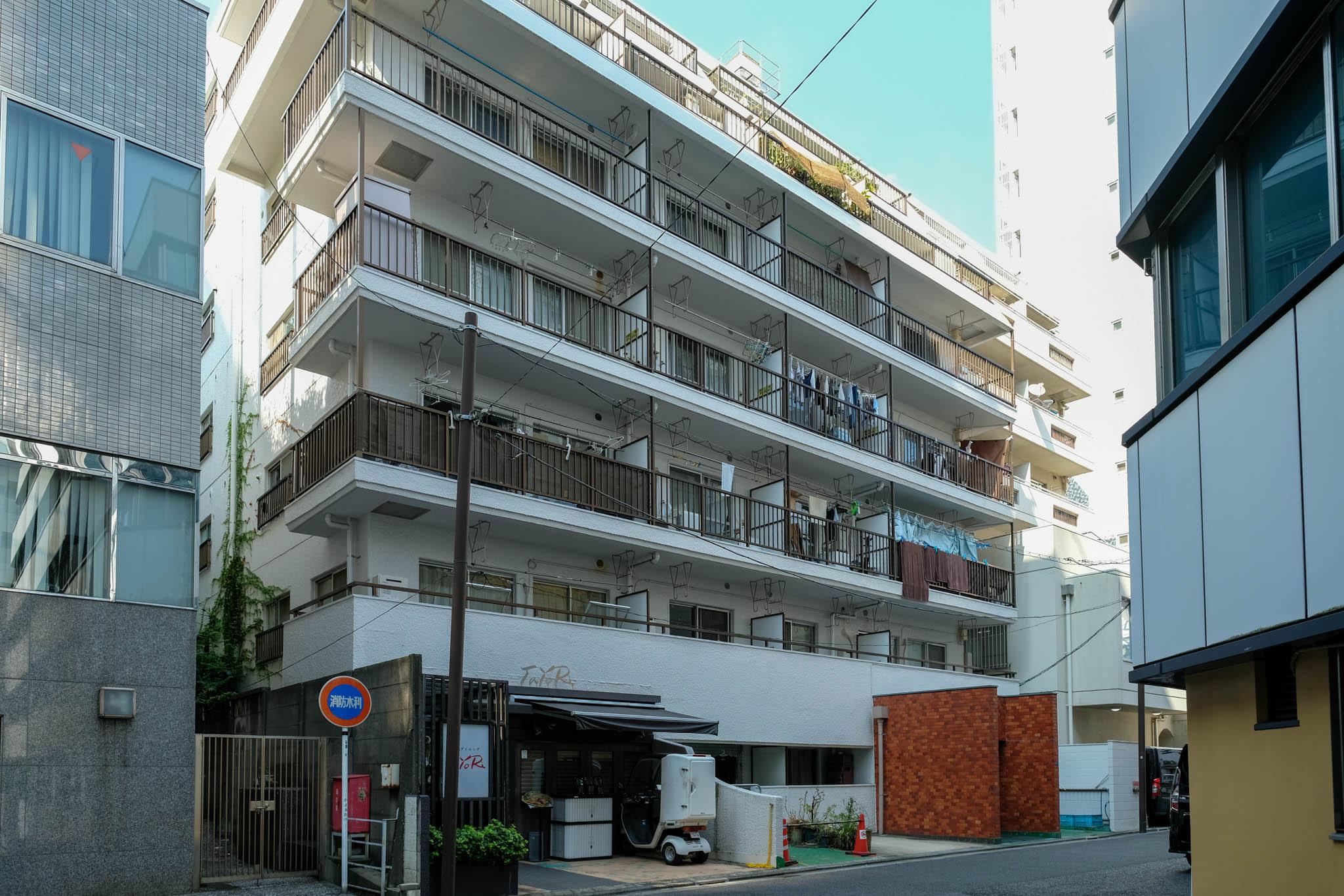 品川区東五反田の賃貸物件/マンション外観。通り沿いの建物奥という立地のため、集中力を要する作業にもちょうどいい環境