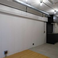 品川区東五反田の賃貸物件/収納はオープンタイプ。排気ダクトや露出配管がいい雰囲気