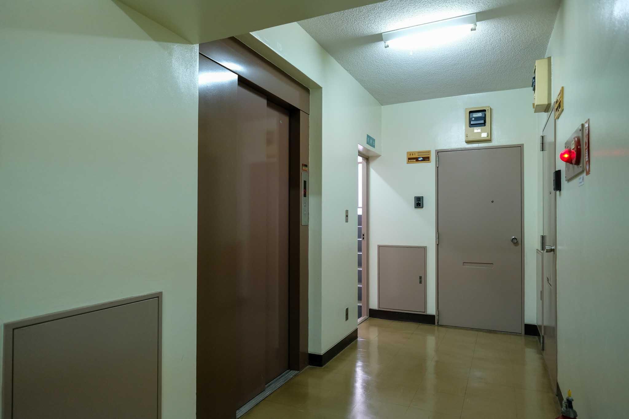 品川区東五反田の賃貸物件/内廊下の共用部。エレベーターもあるのでご安心ください