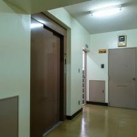 品川区東五反田の賃貸物件/内廊下の共用部。エレベーターもあるのでご安心ください