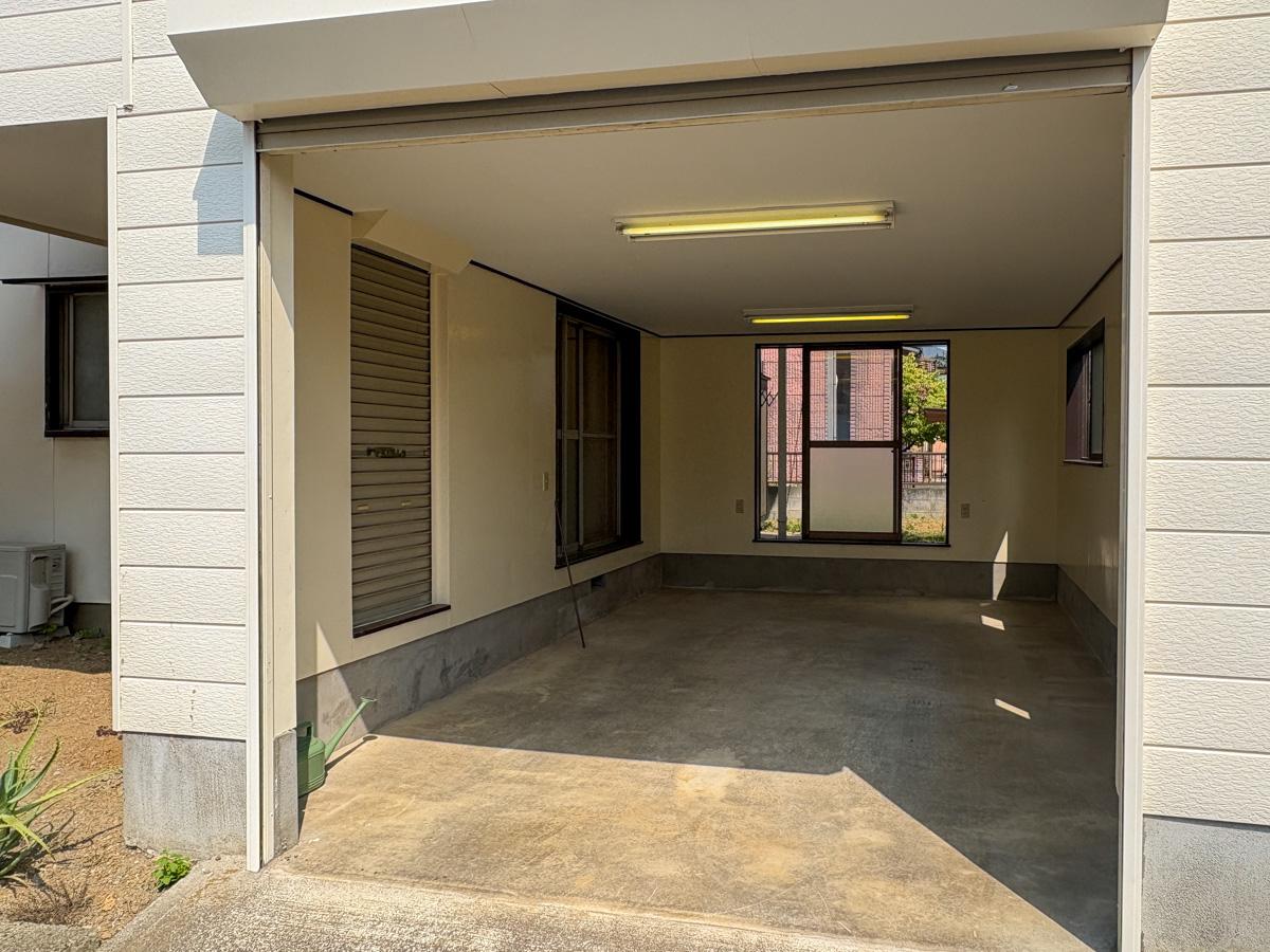 埼玉県比企郡嵐山町大字志賀の売買物件/ガレージ：シャッター付で、直接部屋から出入りが可能　寸法：高さ2.4m、奥行き5.3m、横幅3.5m程度
