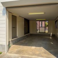 埼玉県比企郡嵐山町大字志賀の売買物件/ガレージ：シャッター付で、直接部屋から出入りが可能　寸法：高さ2.4m、奥行き5.3m、横幅3.5m程度