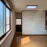 埼玉県比企郡嵐山町大字志賀の売買物件/サービスルーム2：外階段から直接出入りができるよう、また独立して使えるよう玄関とトイレがあります