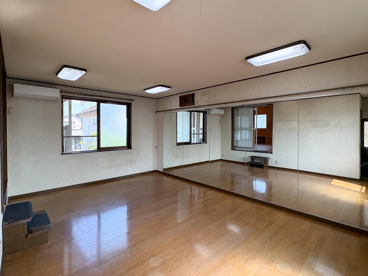 埼玉県比企郡嵐山町大字志賀の売買物件/サービスルーム2：ガレージ上の増築部分は一面鏡張り！出入り口とトイレが専用であるので、自宅部分とは分けて使えます。ダンス教室なんかどうですか？