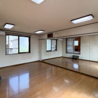 埼玉県比企郡嵐山町大字志賀の売買物件/サービスルーム2：ガレージ上の増築部分は一面鏡張り！出入り口とトイレが専用であるので、自宅部分とは分けて使えます。ダンス教室なんかどうですか？