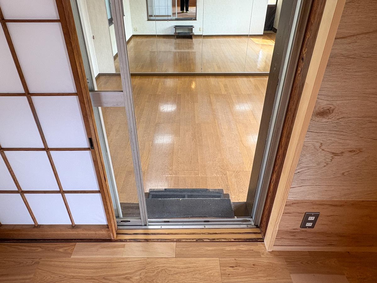 埼玉県比企郡嵐山町大字志賀の売買物件/2F：15.5畳の西側部分からサービスルーム2に直接出入りも可能です