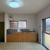 埼玉県比企郡嵐山町大字志賀の売買物件/1F：キッチンは未交換ですが、扉面材を変更しています