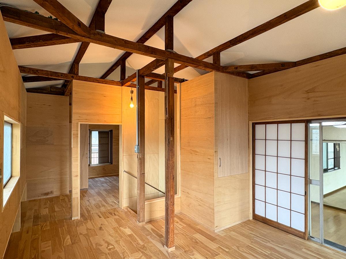 埼玉県比企郡嵐山町大字志賀の売買物件/2F：天井の高さは3m以上となり、開放感のあるしつらえ　壁材はラワンの合板がランダムに張られています