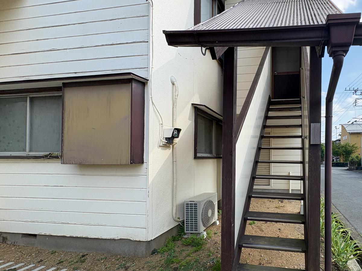 埼玉県比企郡嵐山町大字志賀の売買物件/外階段：サービスルーム2に繋がるので、自宅部分とは別個で運用ができる