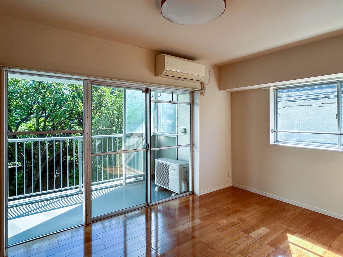 港区高輪の賃貸物件/明るい部屋と、窓から見える緑。これだけで充分と思える心地よさ