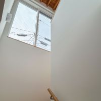 杉並区高井戸東の賃貸物件/階段の吹き抜け部分に設けられた大きな窓