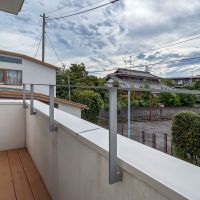 杉並区高井戸東の賃貸物件/2階：ウッドデッキ敷きのベランダ