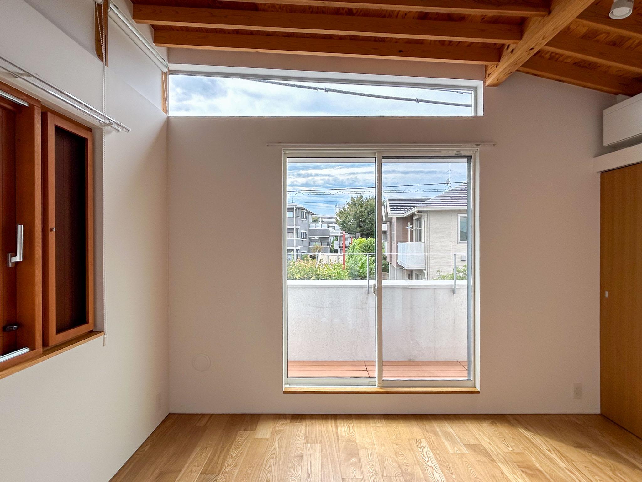 杉並区高井戸東の賃貸物件/2階の天井は高いところで3mほど。西側の洋室にはベランダがついています