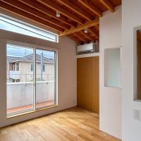 杉並区高井戸東の賃貸物件/2階：西側の洋室。間仕切壁に設けられた開口部を通じて、室内全体に風がめぐるつくり