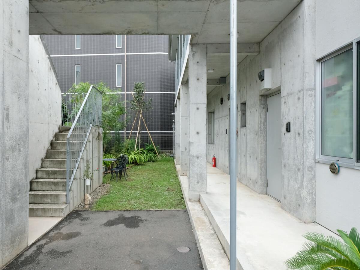 中野区上鷺宮の賃貸物件/建物入り口。芝生が敷かれた、緑豊かな庭があります。