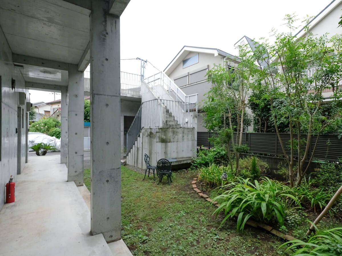 中野区上鷺宮の賃貸物件/コンクリートと植栽の組み合わせがよく似合う