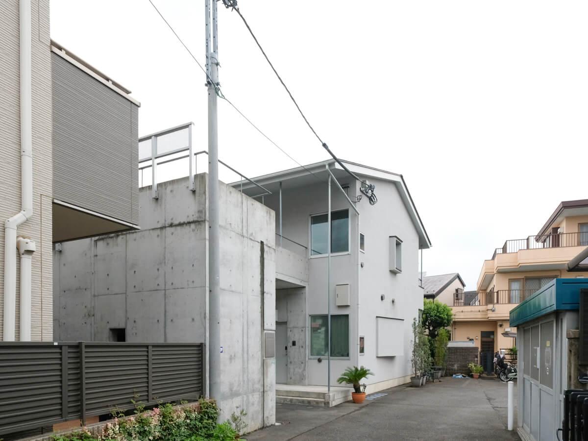 中野区上鷺宮の賃貸物件/外観はシンプルで美しいコンクリートの外階段と、トーンを合わせた木造の建物（外階段+外廊下はＲＣ、建物は木造）