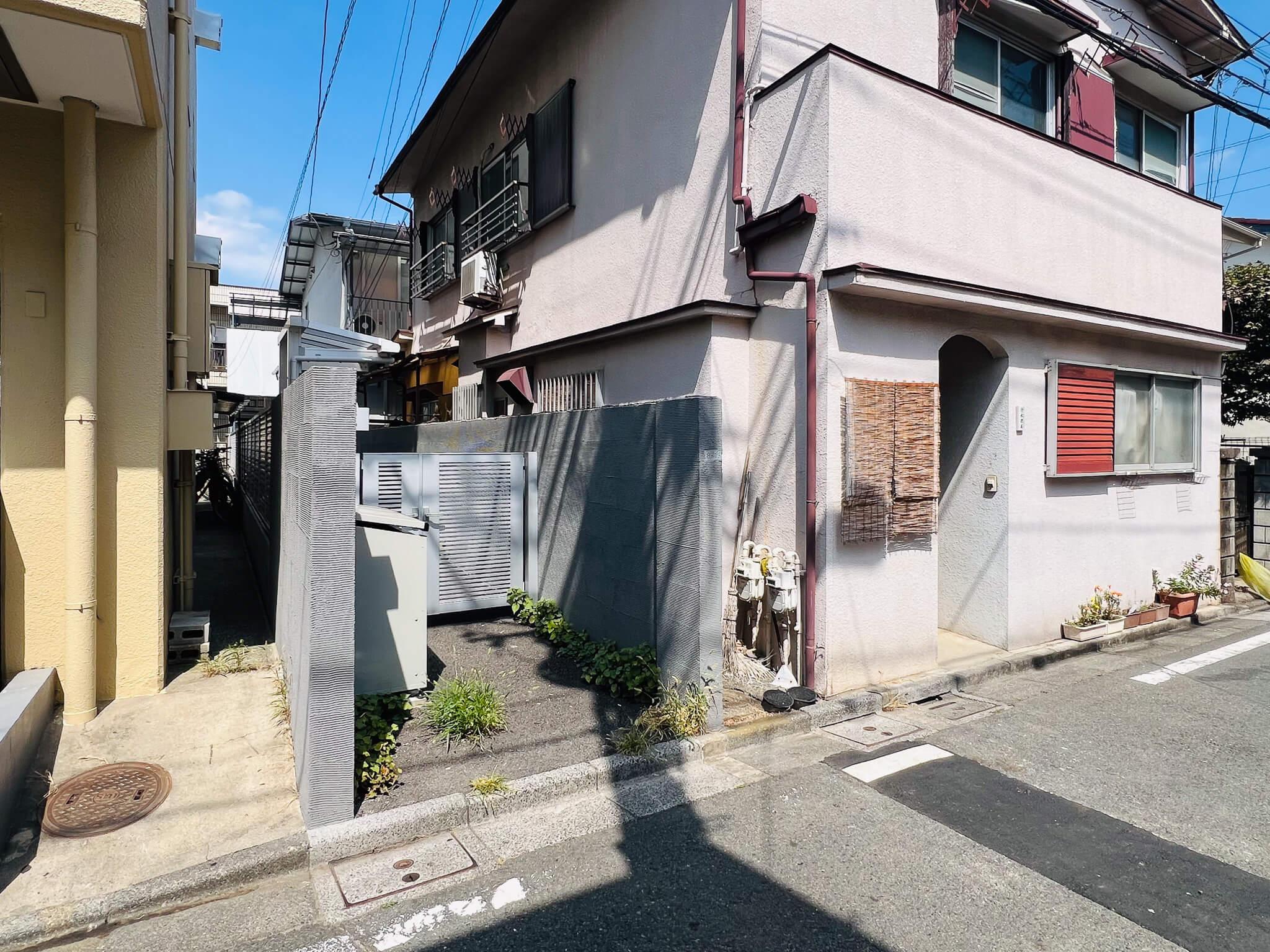 三鷹市下連雀の賃貸物件/左奥のちらっと見えている建物がこの物件です