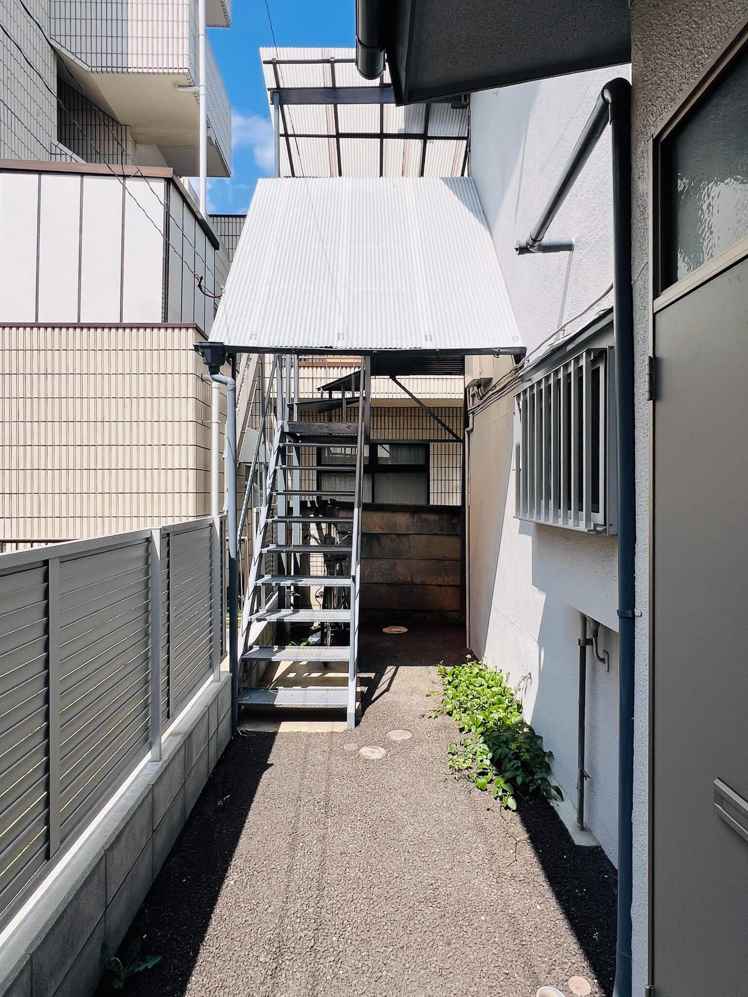 三鷹市下連雀の賃貸物件/アプローチも補修済み。花がきれいでちゃんと管理されています