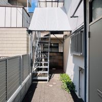 三鷹市下連雀の賃貸物件/アプローチも補修済み。花がきれいでちゃんと管理されています