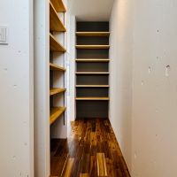 三鷹市下連雀の賃貸物件/写真奥の収納はキッチンに近いので、食器等を収納してもいいかもしれません