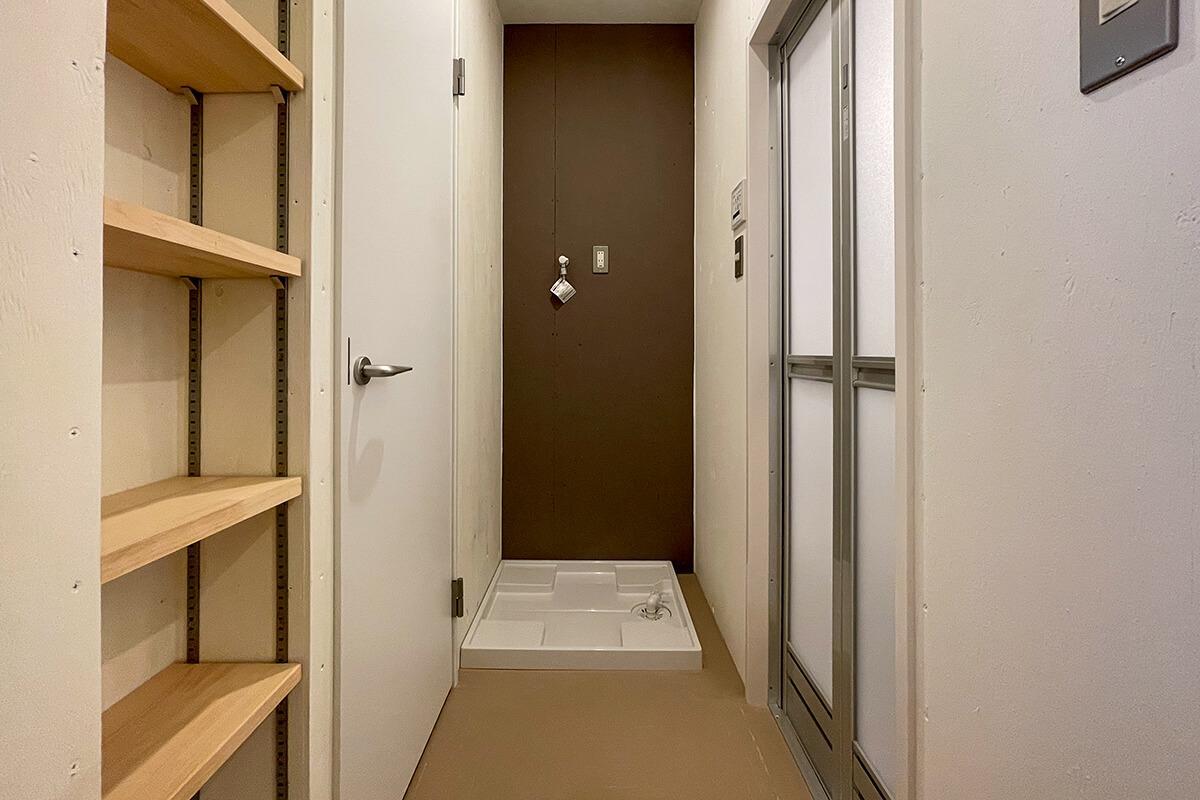 三鷹市下連雀の賃貸物件/浴室や洗濯機置き場の近くにもちょっとした収納があります