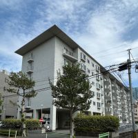港区高輪の賃貸物件/建物外観。重厚感のあるレトロなたたずまいです。