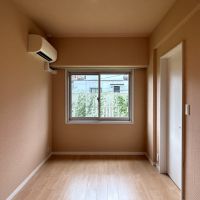 港区高輪の賃貸物件/約7畳の洋室。落ち着いたピンク地の壁紙です