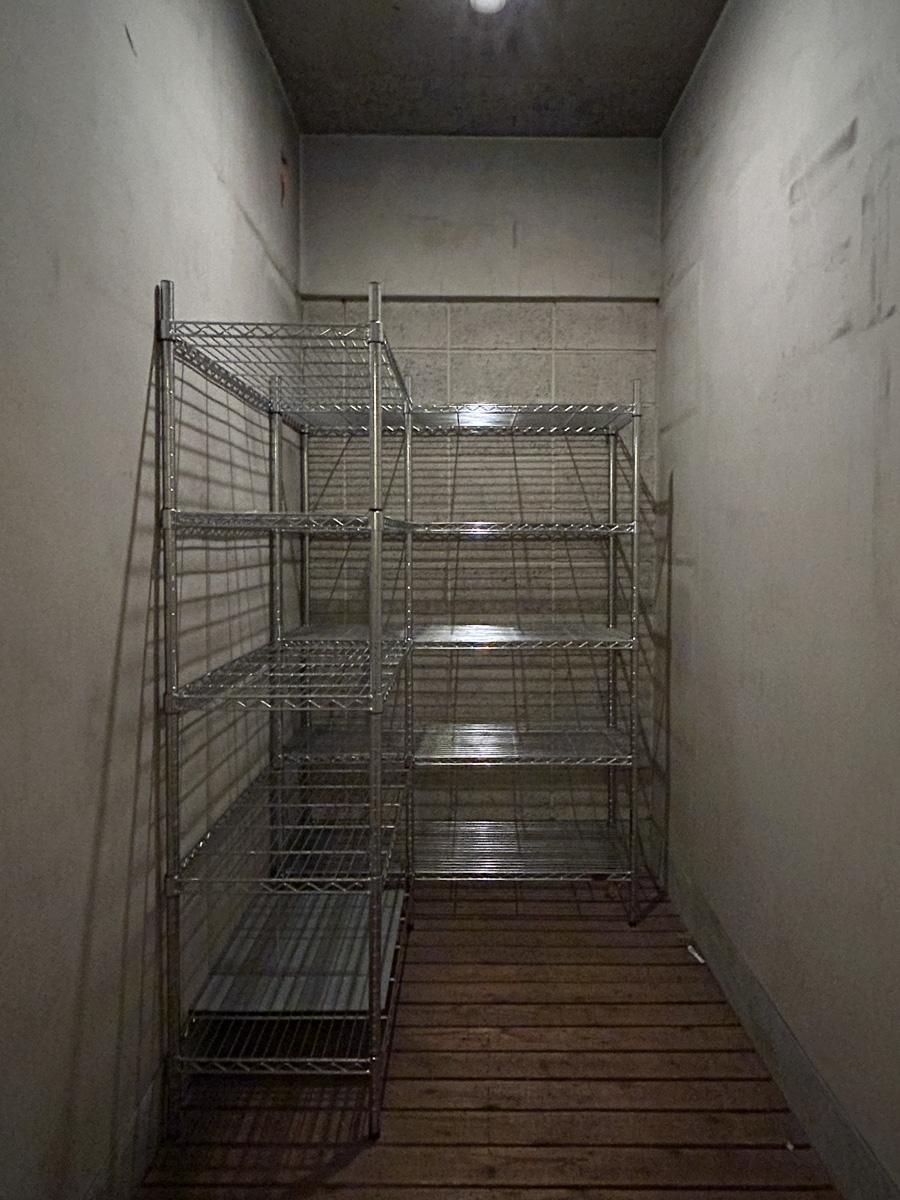 港区高輪の賃貸物件/3畳程のトランクルーム。共用廊下を挟んで、玄関の向かいにあります。