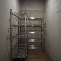 港区高輪の賃貸物件/3畳程のトランクルーム。共用廊下を挟んで、玄関の向かいにあります。