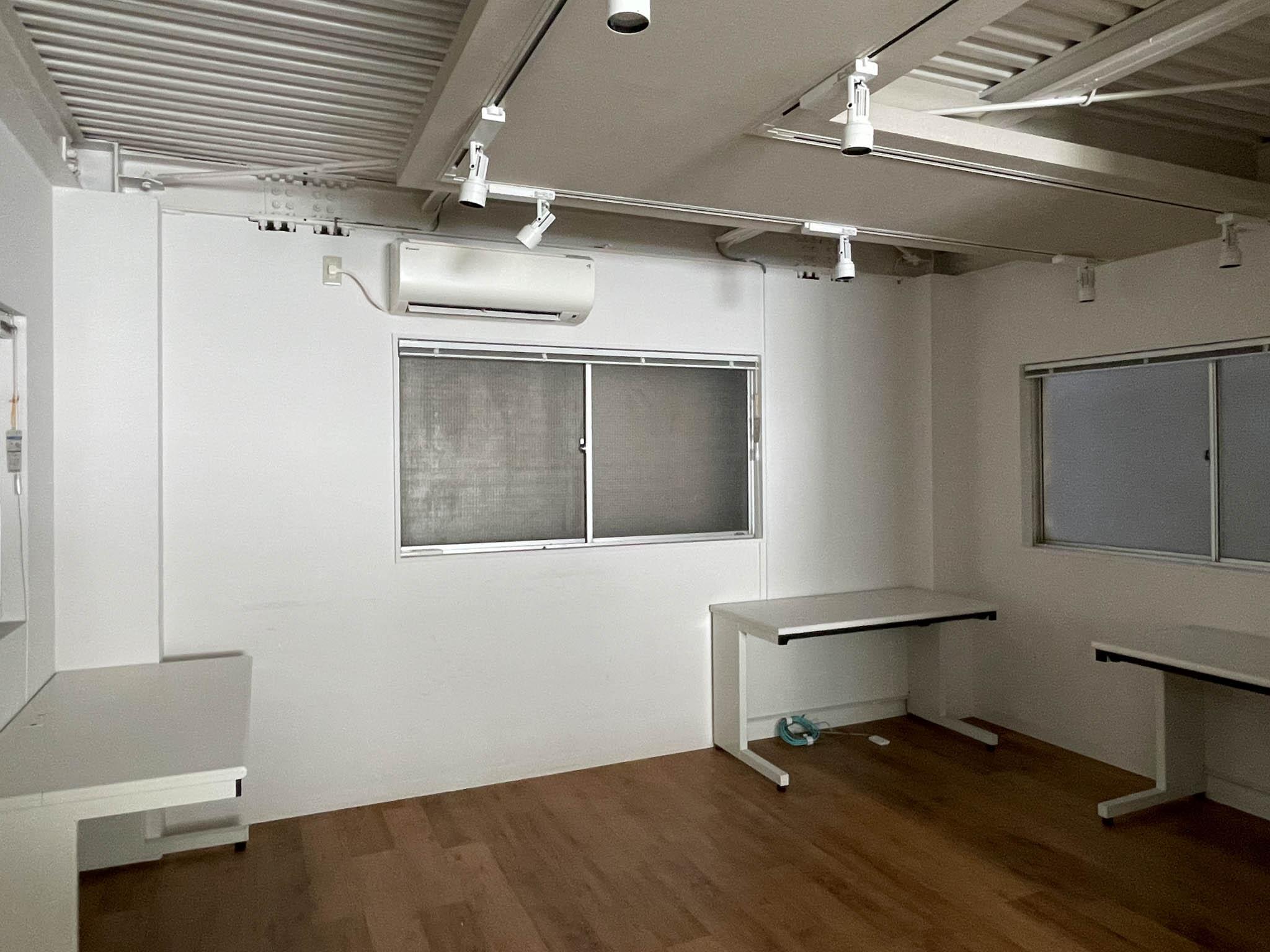 港区浜松町の賃貸物件/南側は建物に囲まれているので、それはそれは暗い...。