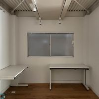 港区浜松町の賃貸物件/南側の窓を開けたところで見えるのは隣の建物の外壁なんです...。