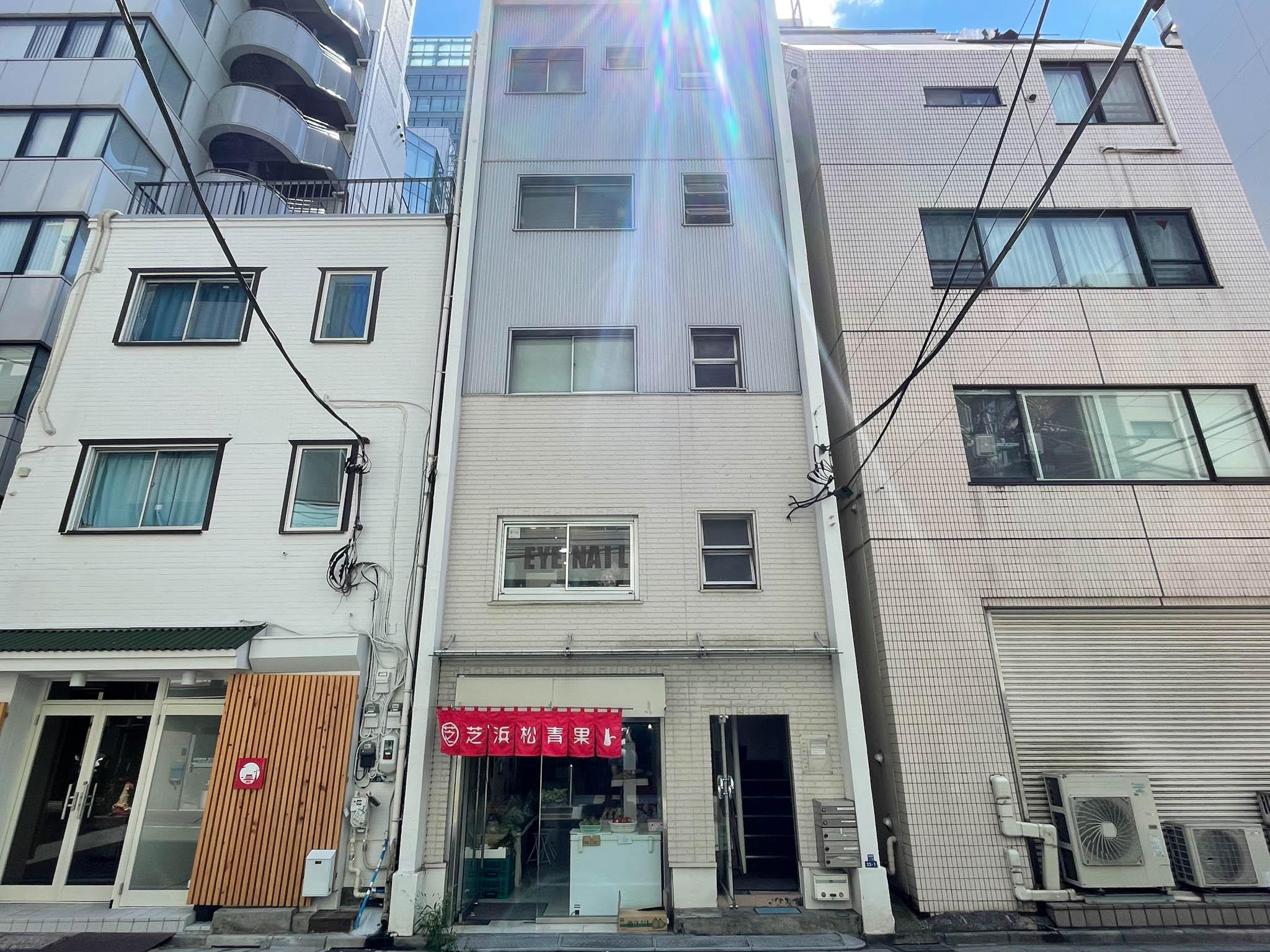 港区浜松町の賃貸物件/装飾のない、北向きのレトロビル。1階には八百屋さんがあります