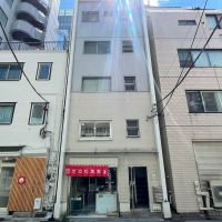 港区浜松町の賃貸物件/装飾のない、北向きのレトロビル。1階には八百屋さんがあります
