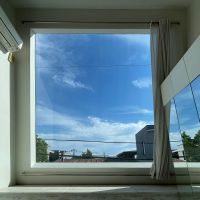渋谷区大山町の賃貸物件/斜めに見上げる巨大なフィックス窓