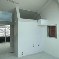 渋谷区大山町の賃貸物件/3階洋室を北に向かって。浴室にも光が届くように壁の上部がガラス窓になっています
