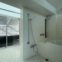渋谷区大山町の賃貸物件/3階：浴室とその奥に屋上テラス