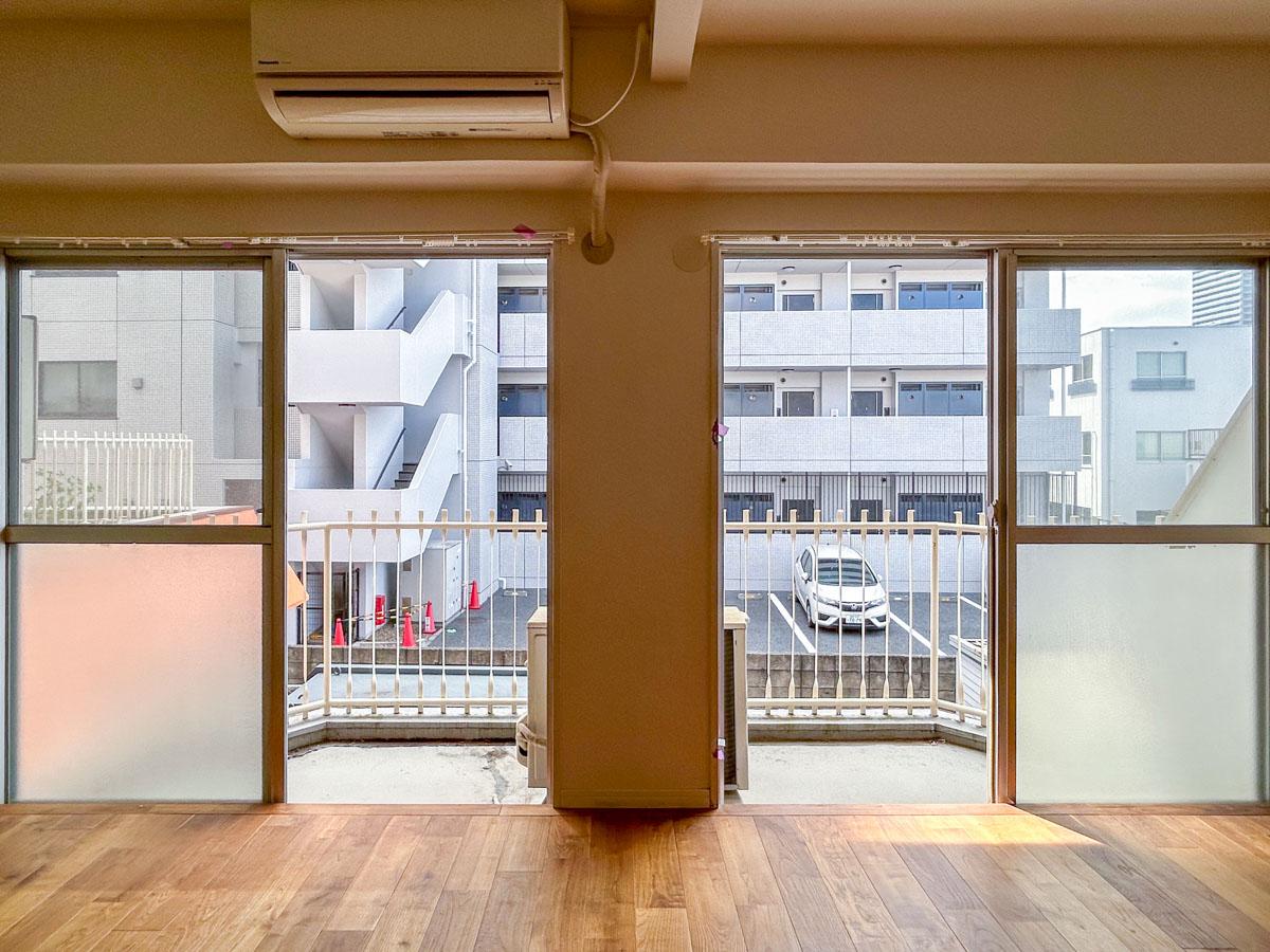 中野区中野の賃貸物件/正対する建物とは距離があるため、自然光が入ります