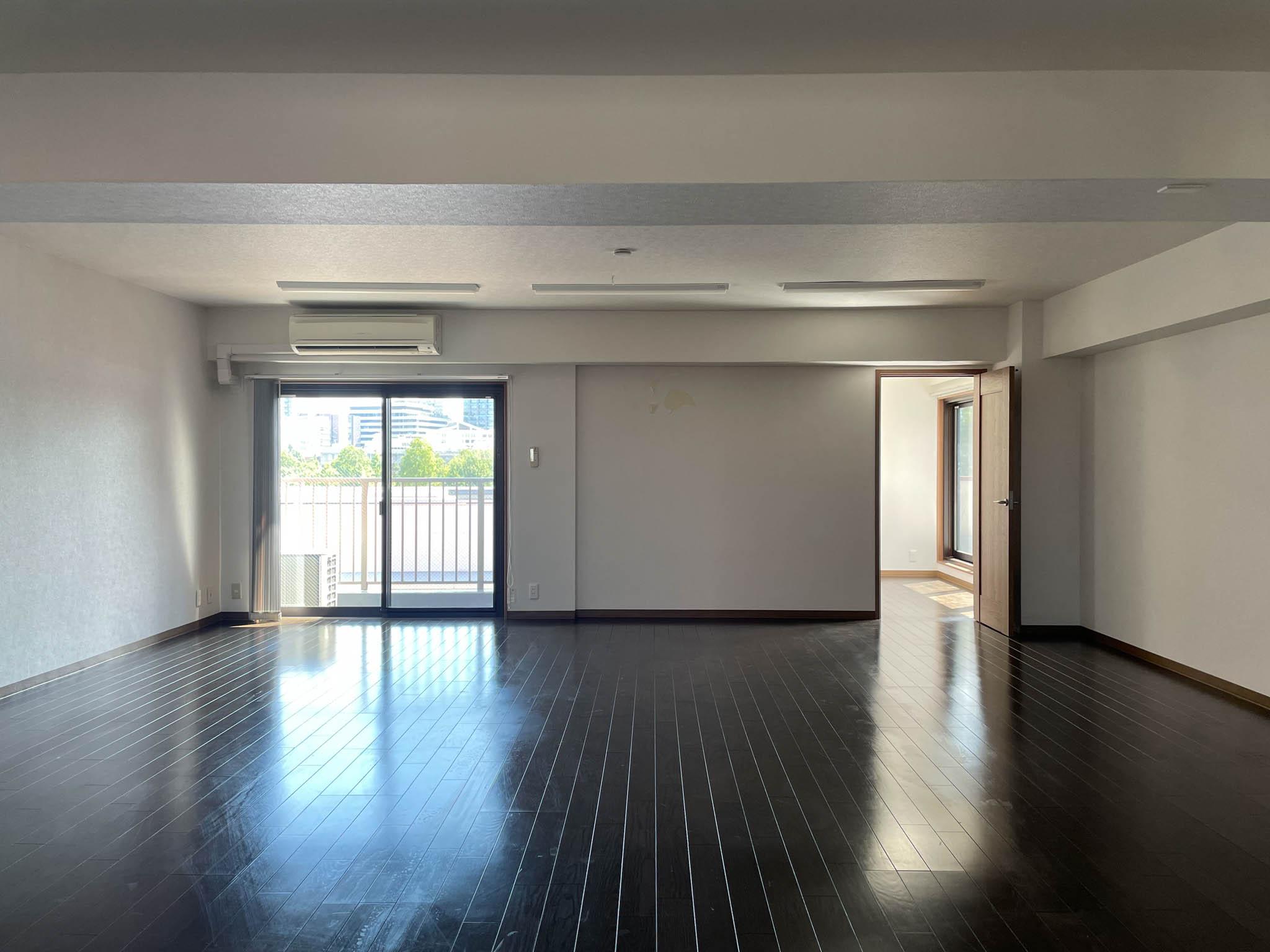 新宿区若葉の賃貸物件/玄関入って最初の部屋は26畳、広々としています