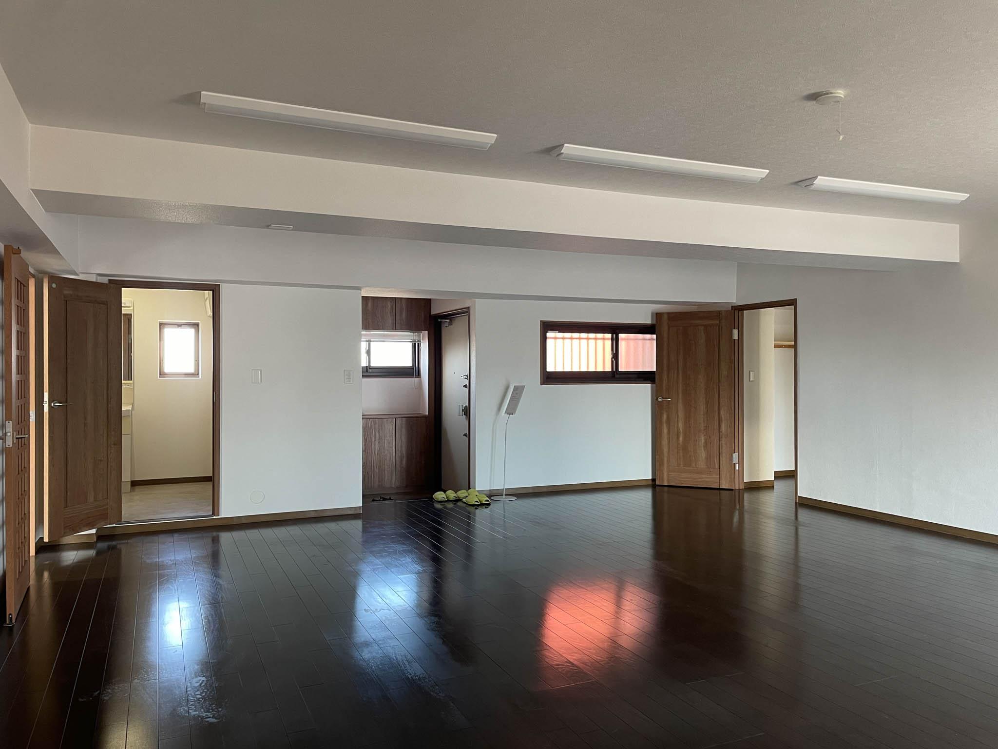 新宿区若葉の賃貸物件/真ん中、メインの洋室を東に向かって