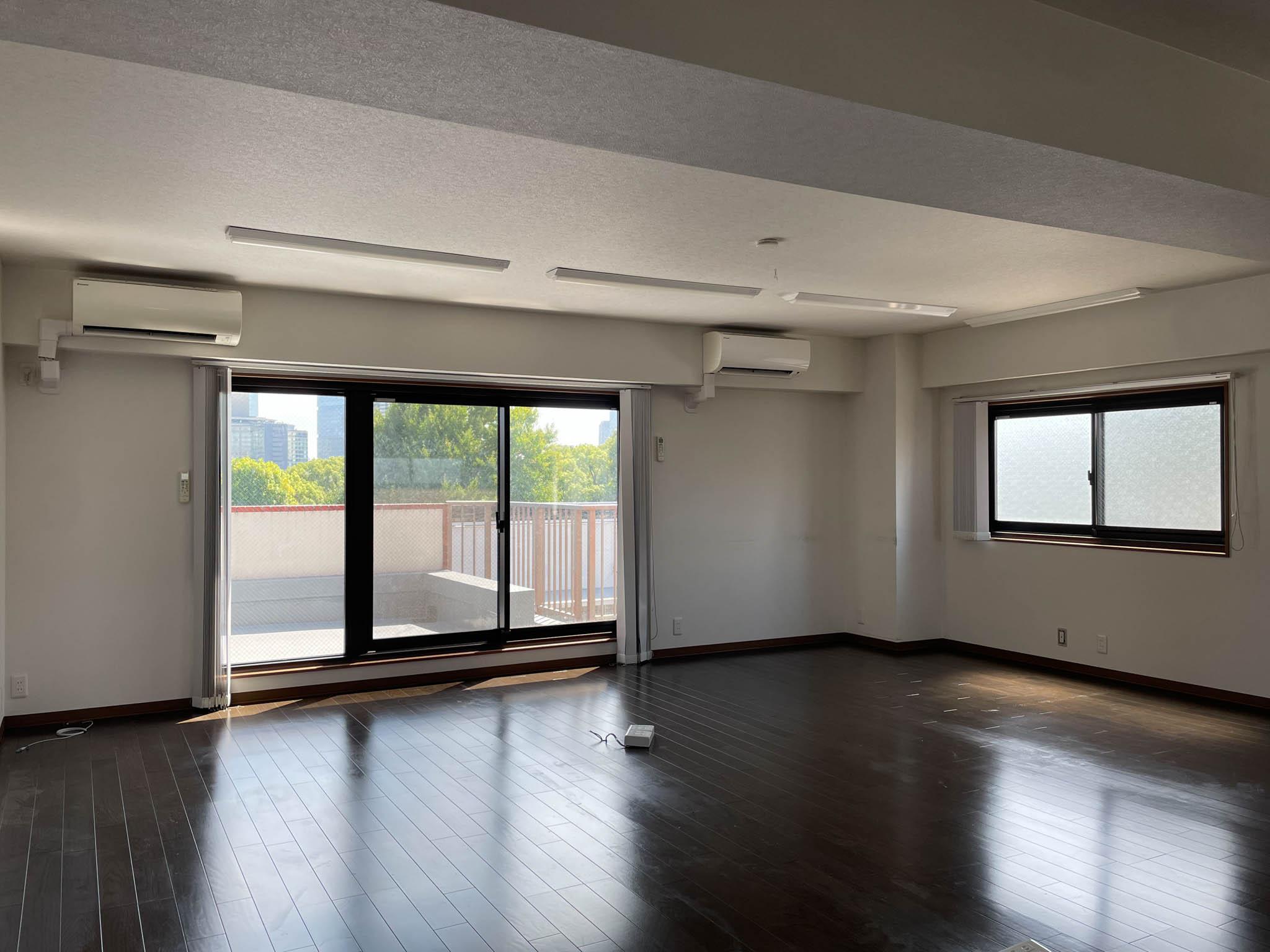 新宿区若葉の賃貸物件/南側の洋室は29.4畳とさらに広々。メインの部屋ともう1つ広い部屋があるのは、ありがたいですよね